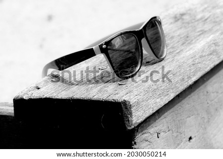 Black sunglasses for women with a yellow frame
