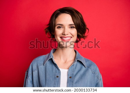 Photo portrait girl smiling in casual clothes isolated bright red color background