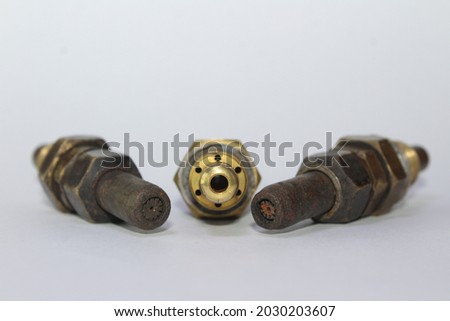 The nozzle tip of the iron cutting tool is made of yellow copper with gas and oxygen on a white background