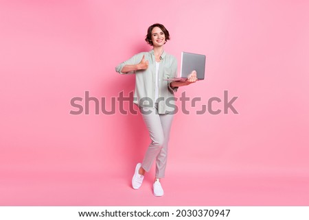 Full length photo of cool bob hairdo lady hold laptop thumb up wear grey green cloth isolated on pink background
