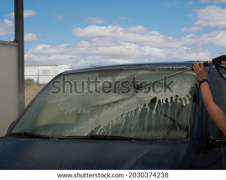 self-washing of the front window of a van