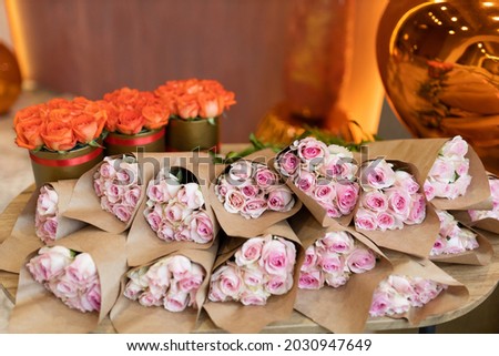 bouquets of red and pink roses lie on the table