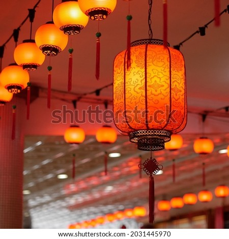 A picture of a red lantern surrounded by the small lanterns