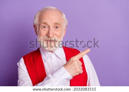 Photo of cheerful old positive happy man point index finger empty space sale news isolated on purple color background