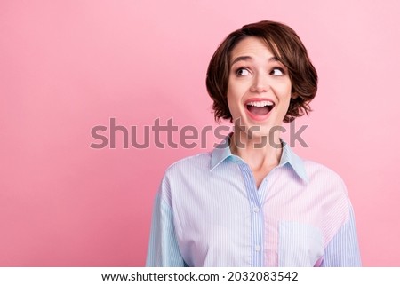 Photo portrait amazed woman staring copyspace casual clothes isolated pastel pink color background
