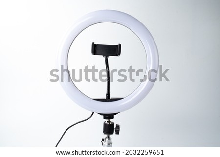 ring lamp with phone mount on white background