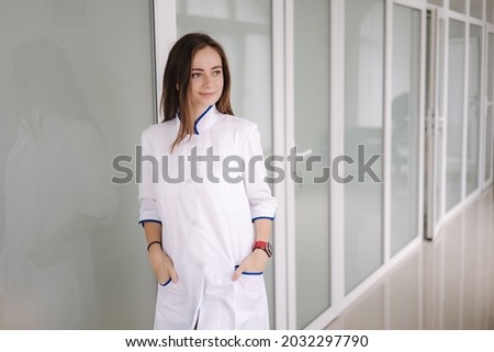 Portrait of a female doctor stand bright modern hospital. medecine concept