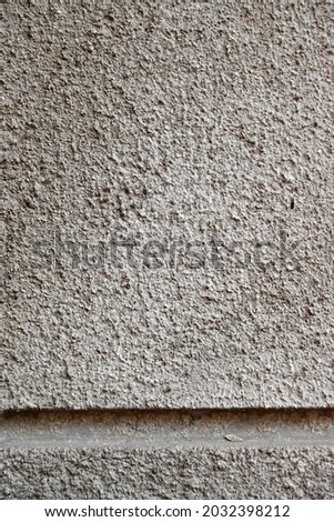 The cement surface on the walls is gray with line design accents.