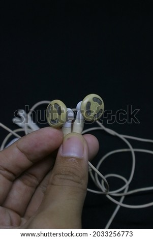 white color of earphone with messy cable photo