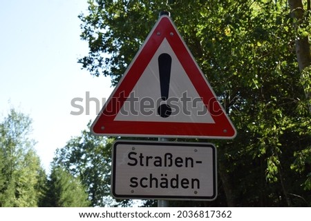 traffic sign: bad road ahead