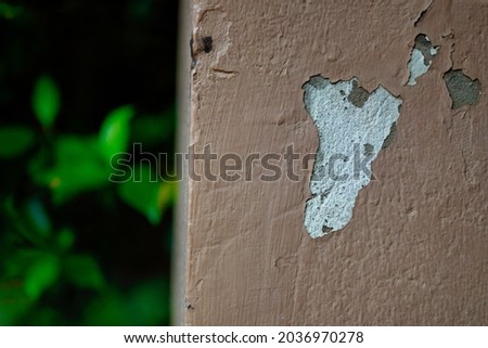 The paint that is painted in the house exposed to the sun and rain causes peeling.