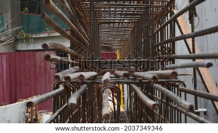 The assembled column rebar is starting to rust. In projects, pre-cast assembly often occurs which causes rain and corrosion of column rebar.