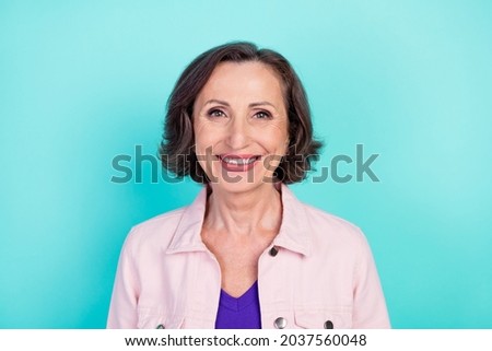 Photo portrait woman in casual clothes smiling happy isolated bright teal color background