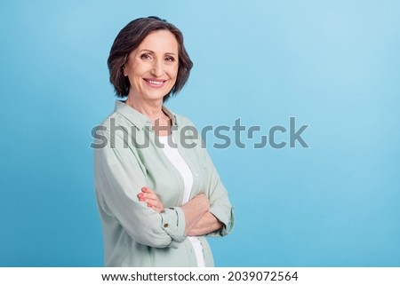 Photo portrait senior woman smiling happy crossed hands in casual shirt isolated pastel blue color background copyspace Royalty-Free Stock Photo #2039072564