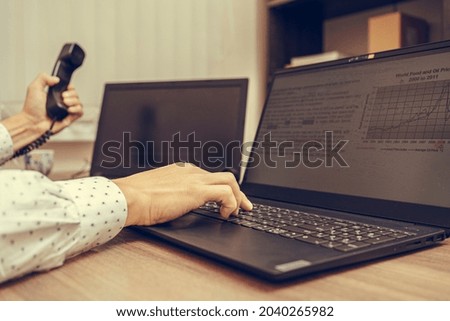 Photo Businessman hand using his laptop, close up. Office work.