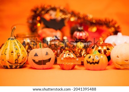 Jack o' Lantern means “A guy who is holding a lantern”
