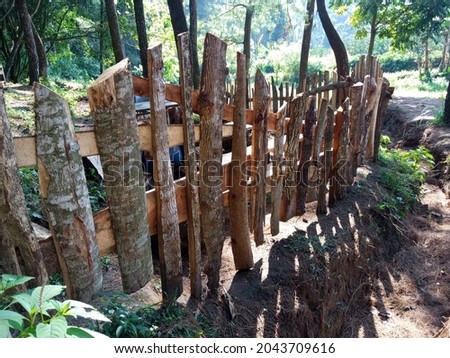 Tree trunk made of fences 