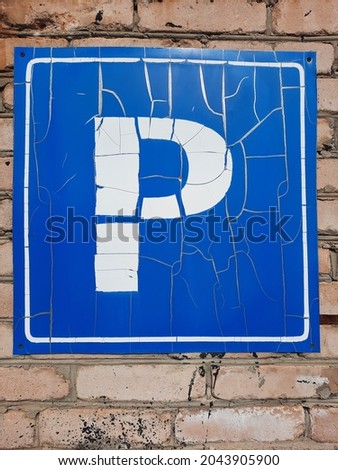 
Знак места стоянки покрытый трещинами 
Parking place sign covered with cracks
