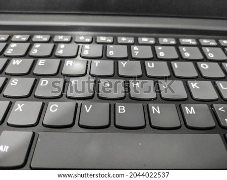 keyboard laptop berwarna abu-abu jarak dekat