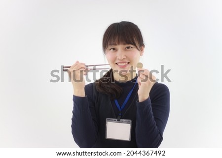 Female employee with 500 yen coins and chopsticks One coin lunch image 