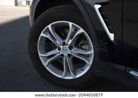 View of a wheel with a light-alloy wheel of a prestigious car