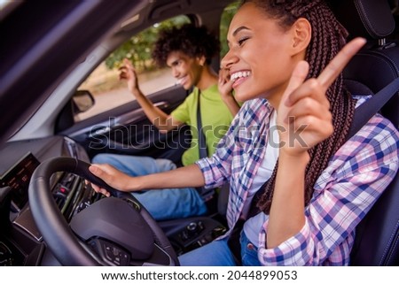 Photo portrait smiling couple spending time together travelling by car listening to music laughing Royalty-Free Stock Photo #2044899053