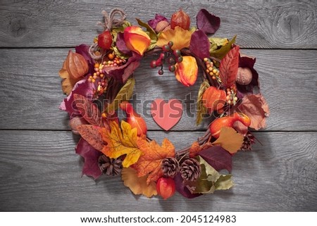 autumn wreath on a wooden door, DIY crafts from fallen leaves, ideas for autumn interior decoration