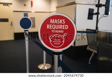 Masks required on board signage at the airport during the COVID-19 pandemic.
