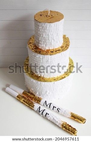 Pinata wedding cake, mr and mrs, white wedding cake