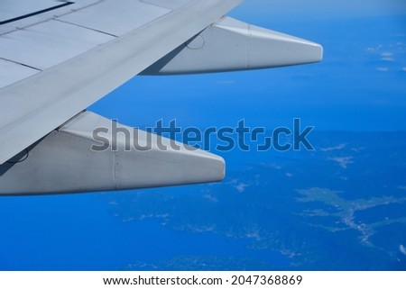 Take a picture of the scenery from the plane