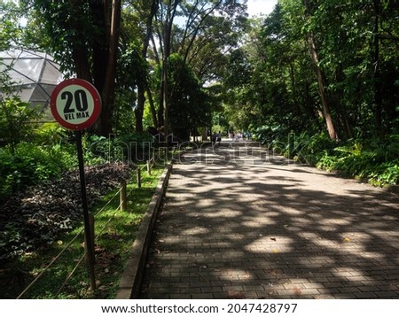Sign That Reads "20 Vel. Max" (20 km per hour maximum speed) in Green Pristine Botanical Garden