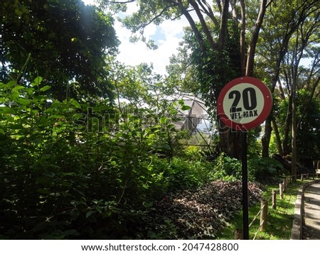Sign That Reads "20 Vel. Max" (20 km per hour maximum speed) in Green Pristine Botanical Garden
