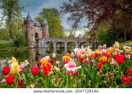 Tulips in front of the castle of Grand-Bigard in Dilbeek (Belgium)
 Royalty-Free Stock Photo #2047728146