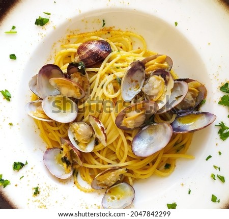 Spaghetti with venus clam and parsley. 