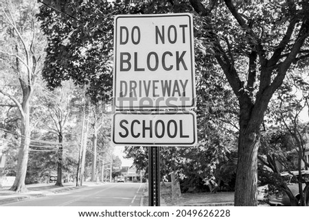 Street sign to do not block driveway