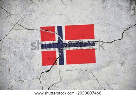An image of the flag of Norway on a wall with a crack. A crisis.