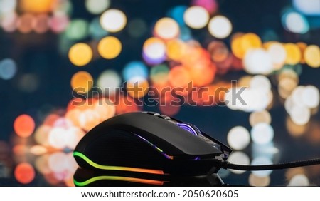 black computer mouse with bokeh background
