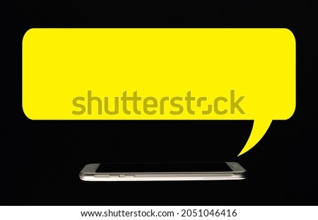 Blank yellow speech bubble with white 3d smartphone icon against black background. 3D illustration design template background. Top mobile phone message. Advertisement idea. Empty speech balloon for ad