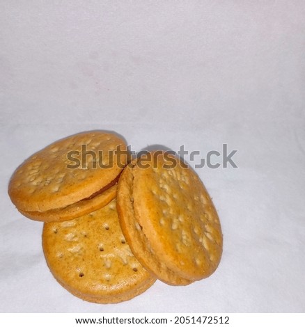 The detailed picture on 3 pieces of whole wheat biscuit
