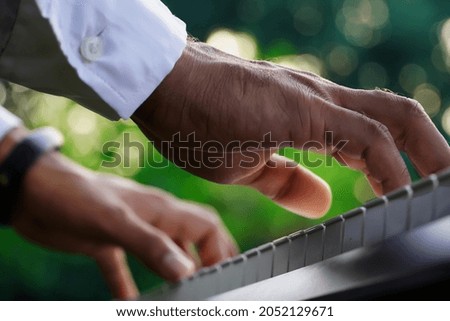 hand with piano playing images -Piano Man Pictures