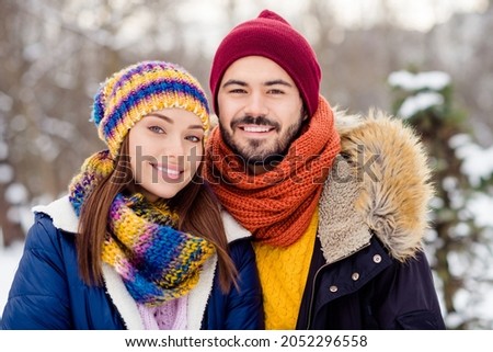 Photo portrait of lovely couple having date walking in snowy park in winter