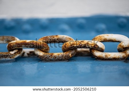 Rusty iron chain - Narrow field of depth