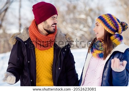 Photo portrait of cheerful couple walking together talking communicating in winter park