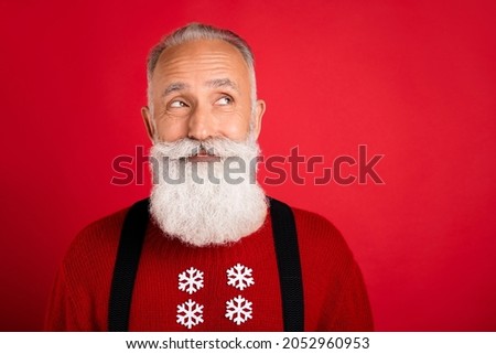 Photo of happy dreamy old man wear suspenders christmas look empty space isolated on red color background