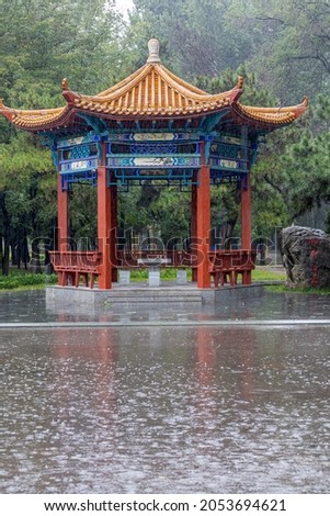 A pavilion in the rain in the park（Translation:The pine tree,Umbrella,shade）
