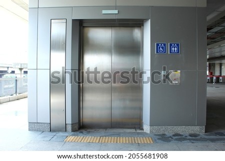Passenger elevator inside the train station  so that people with disabilities can use the service comfortably