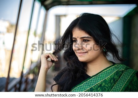 Indian women Face and she is in green saree - Stock Images