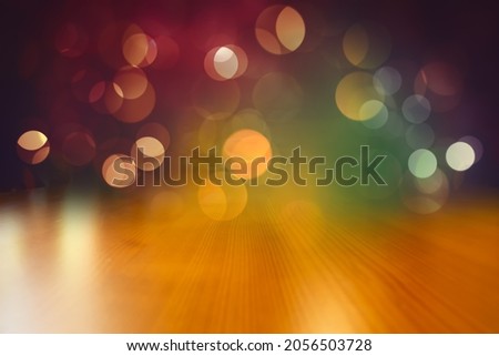 EMPTY WOODEN TABLE WITH BOKEH LIGHTS, NIGHT RESTAURANT INTERIOR WITH BLANK TABLE DESK TOP FOR MONTAGE FOOD AND DRINKS