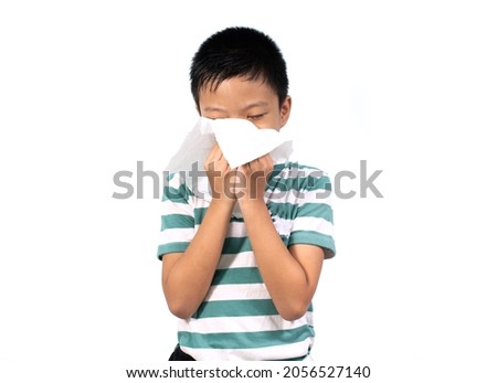 Boys  use tissues to cover their noses, sneezing or coughing or coughing To prevent infection to prevent the spread of COVID-19