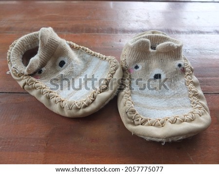 Cute baby socks with a teddy bear motif, can also be used as shoes when the child is able to walk.